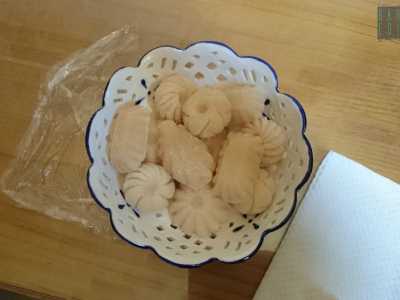 Una monaca ci fa sedere e ci offre dei dolcetti di forme classiche, tondeggianti e rettangolari